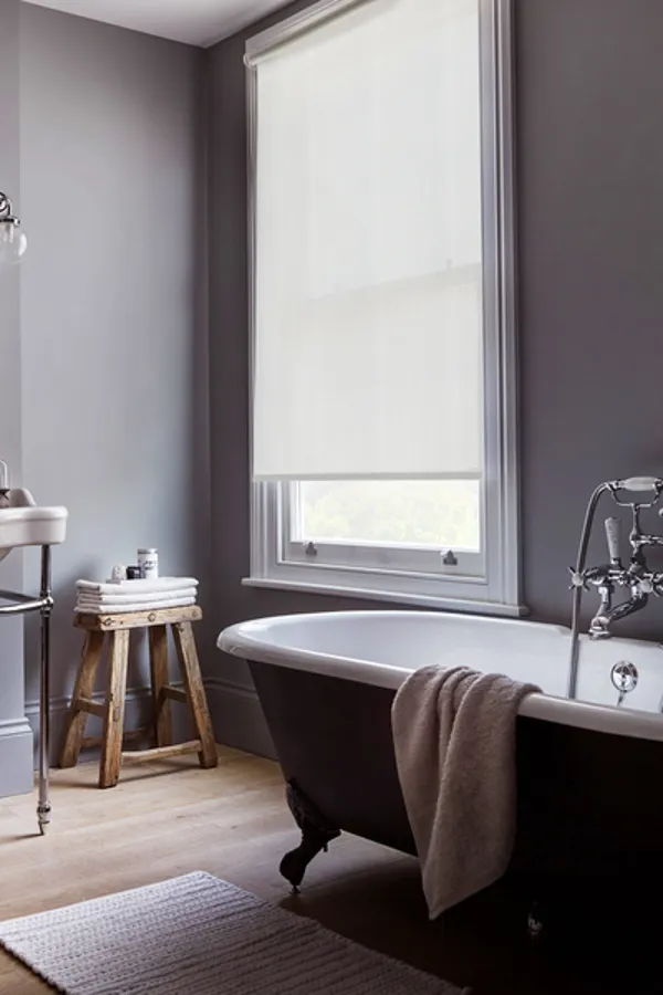 TS 2023 ROLLER BLIND AVON WHITE BATHROOM 01