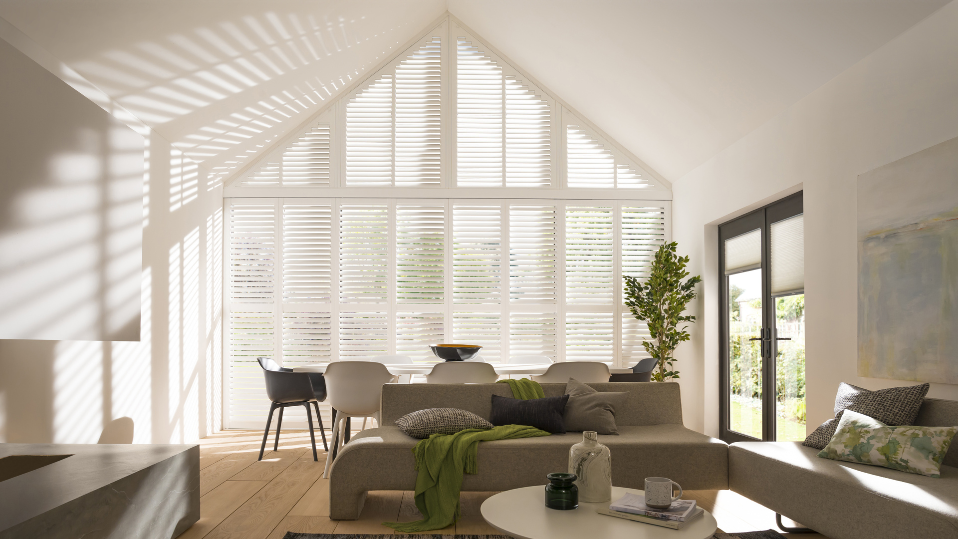 TS Burleyshapedshutters Railings Extendedliving R2 Set3 Shot2 Main 1 RT