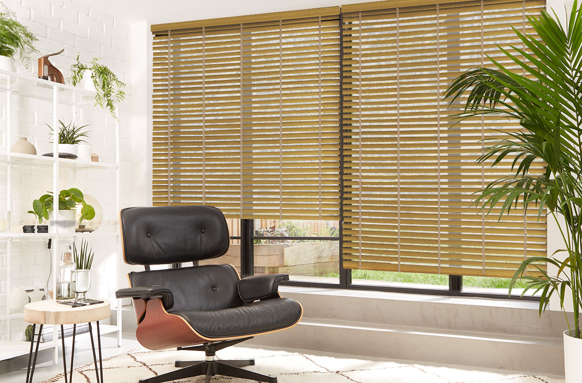 Ts 2021 Wood Venetian Roomset Smoked Maple Taupe Tape 1168X782