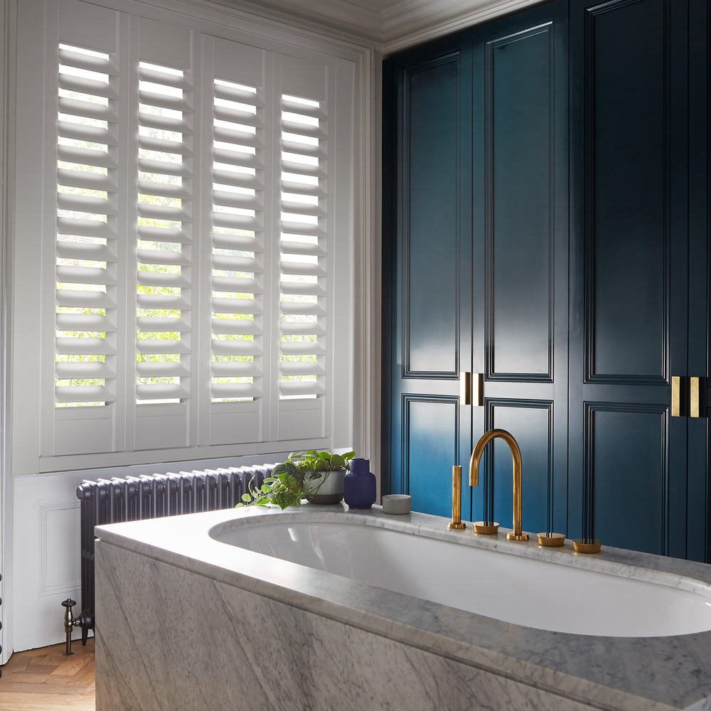 TS 2023 VINYL SHUTTERS WHITE COTTON BATHROOM LANDSCAPE 03 (1)