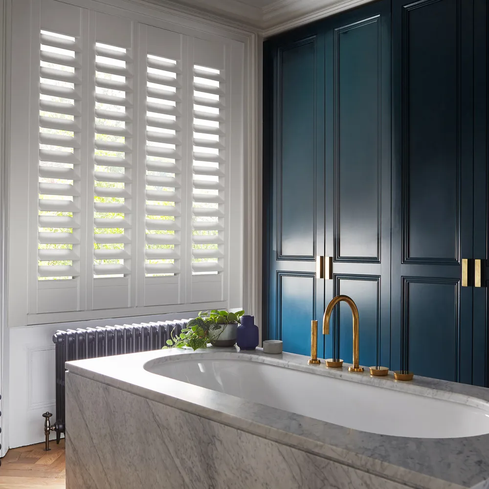 TS 2023 VINYL SHUTTERS WHITE COTTON BATHROOM LANDSCAPE 03 (1)