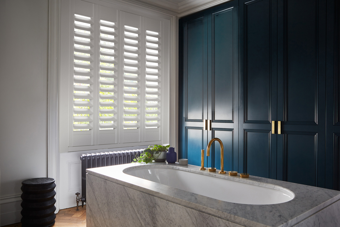 TS 2023 VINYL SHUTTERS WHITE COTTON BATHROOM LANDSCAPE 03