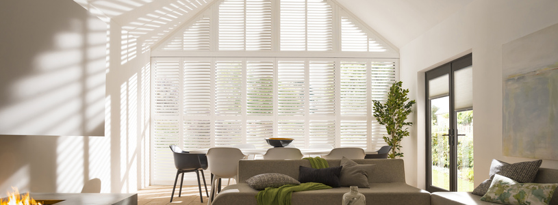 TS Burleyshapedshutters Polar White Silk Buttermilk Duetteextendedliving R2 Set3 Shot2 Main 2 815X300
